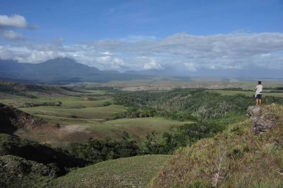 Em um mirante, admirando diversos tepuis, incluindo o Monte Roraima, na Gran Sabana, na Venezuela